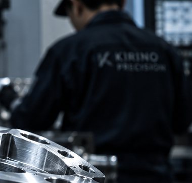 加工機に向かって作業する技術者の後ろ姿
