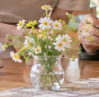 テーブルに飾られた小さな野の花
